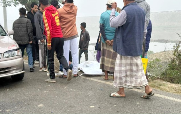 সড়কে প্রাণ হারালেন দুই বন্ধু